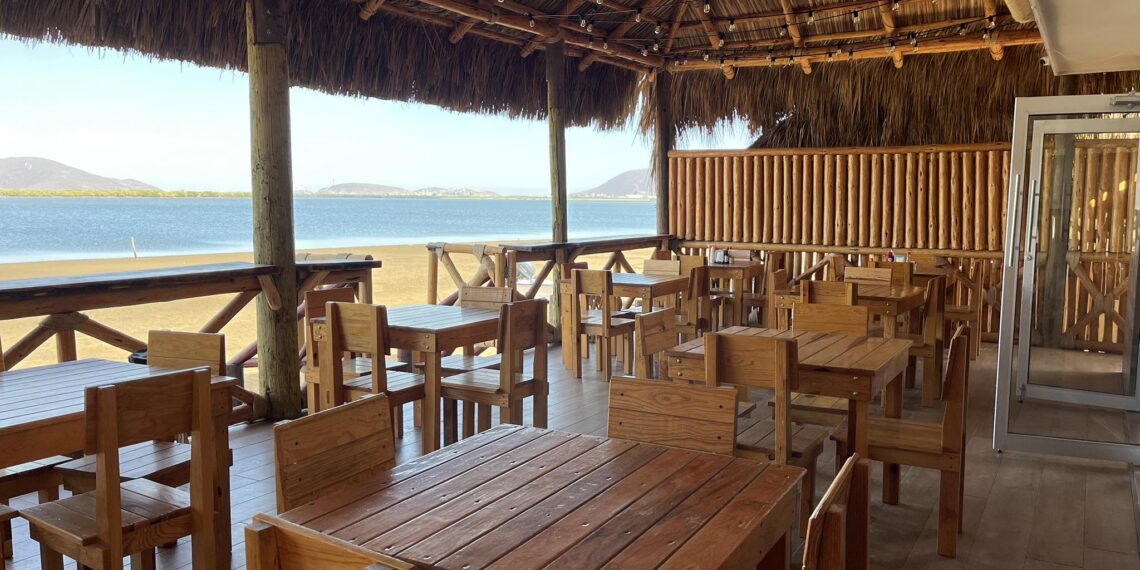 “Restaurant Las Gaviotas: sabor, vista 360 y diversión familiar en la Isla del Maviri”