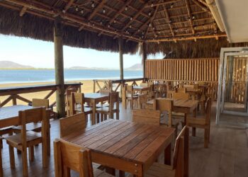 “Restaurant Las Gaviotas: sabor, vista 360 y diversión familiar en la Isla del Maviri”