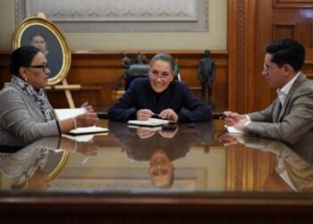 Sheinbaum Habla con el Papa León XIV y lo Invita a México