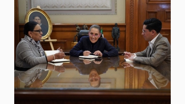 Sheinbaum Habla con el Papa León XIV y lo Invita a México