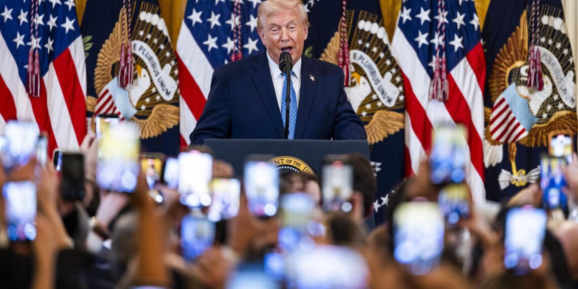 El periodista Tucker Carlson afirma que Trump anunciará la guerra con Venezuela esta noche