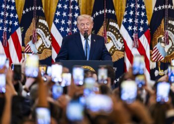 El periodista Tucker Carlson afirma que Trump anunciará la guerra con Venezuela esta noche