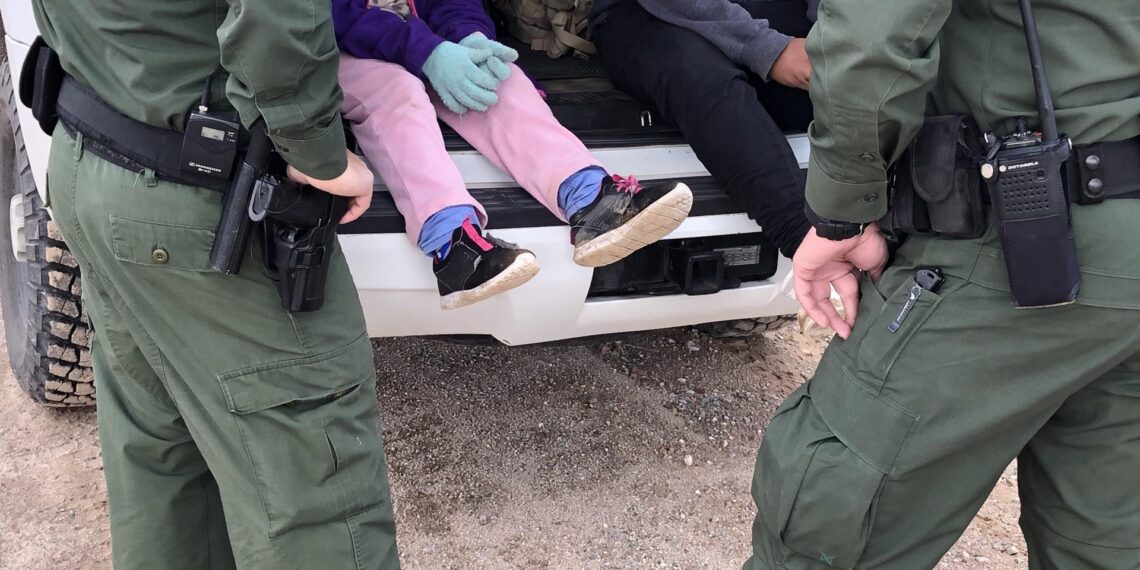Denuncian que niños migrantes de tres años acuden solos ante jueces en Arizona