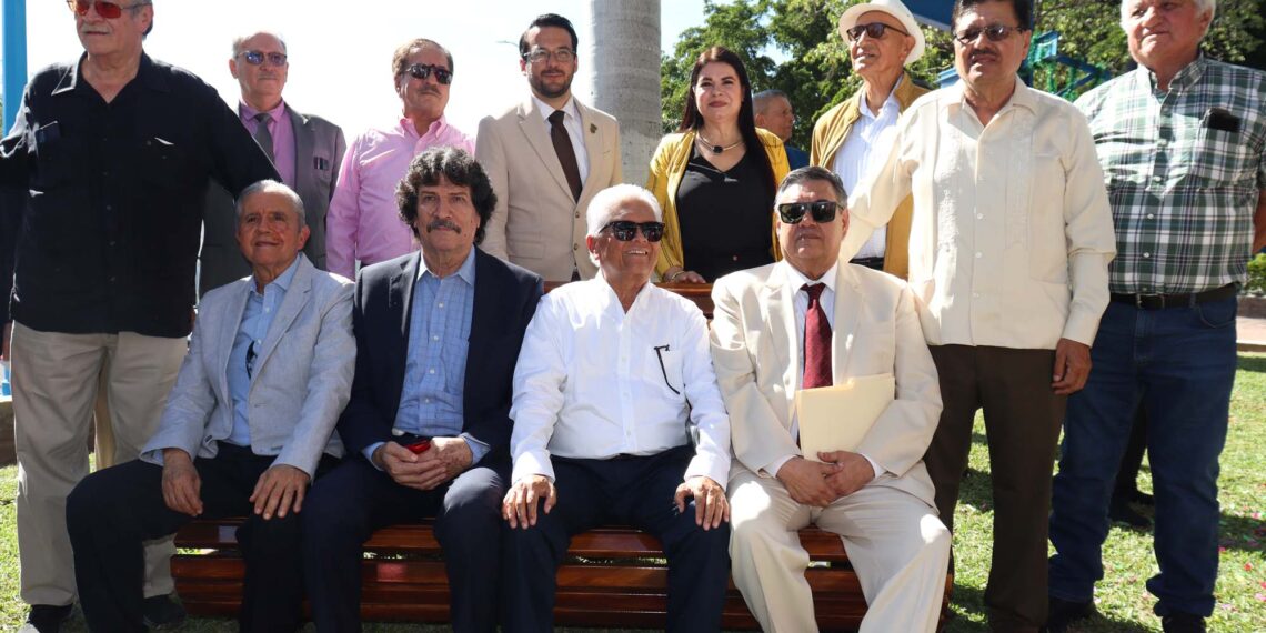 ¡Simbolizando su legado! Inaugura la Facultad de Ingeniería el proyecto “Bancas de Generación”, con una conmemorativa de la 1970-1975 de Ingeniería Civil