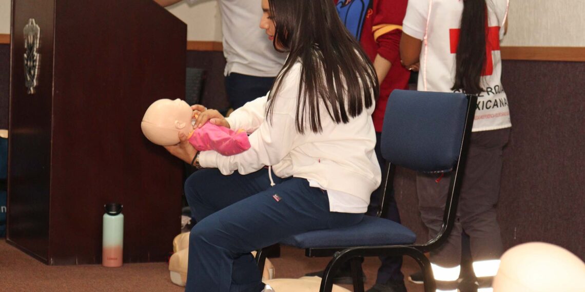 Estudiantes de la Facultad de Enfermería Culiacán son capacitados por especialistas de la Cruz Roja Mexicana en Reanimación Cardiopulmonar