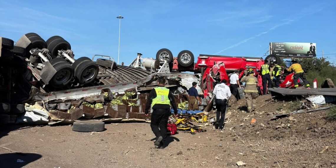 Volcadura de tráiler cargado de elote deja conductor gravemente lesionado en Los Mochis.
