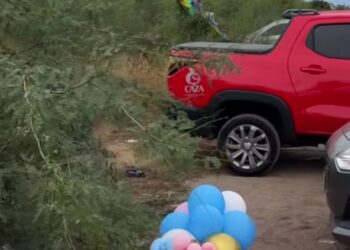 Basura de fiestas en El Maviri desata indignación en TikTok; globos terminan en el mar.