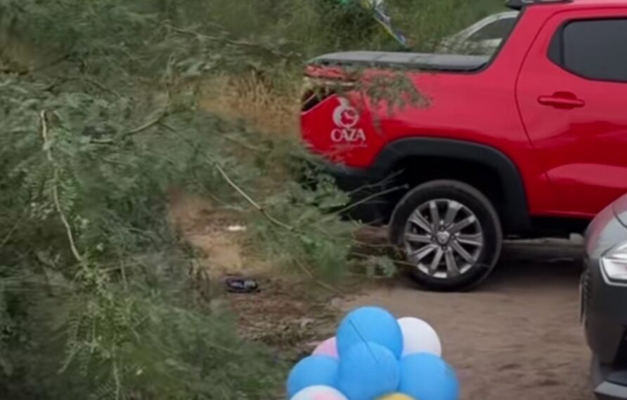 Basura de fiestas en El Maviri desata indignación en TikTok; globos terminan en el mar.