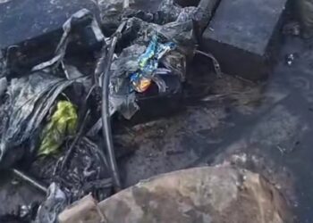 Trabajadores de Japama exhiben extracción de refrigeradores, colchones y hasta máquinas de coser de los drenajes en Las Canteras.