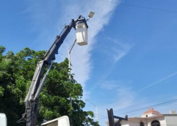 Ayuntamiento de Ahome inicia instalación de 800 nuevas luminarias para reforzar el alumbrado público.