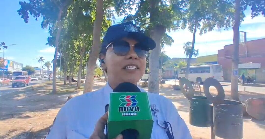 Auxiliares viales refuerzan labores en el Centro de Los Mochis ante aumento de tránsito decembrino.
