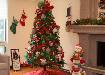 La tradición del pino navideño: un símbolo que ilumina hogares y espacios públicos en temporada decembrina.