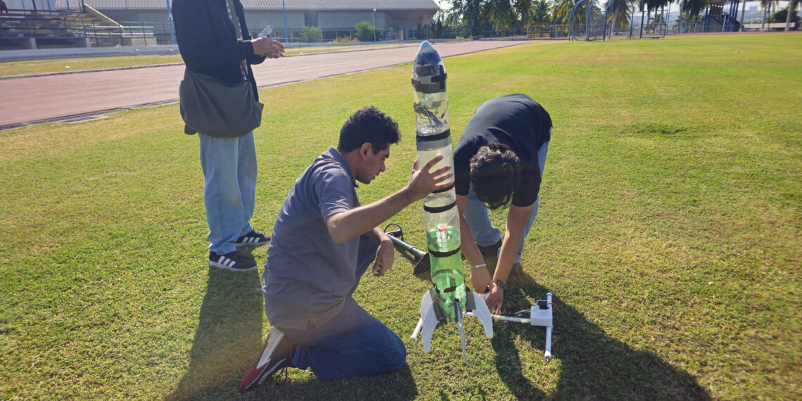 ¿Sabes cómo armar un cohete de agua? Lleva la UAS dicho conocimiento a estudiantes de secundaria y bachillerato, despertando su curiosidad científica