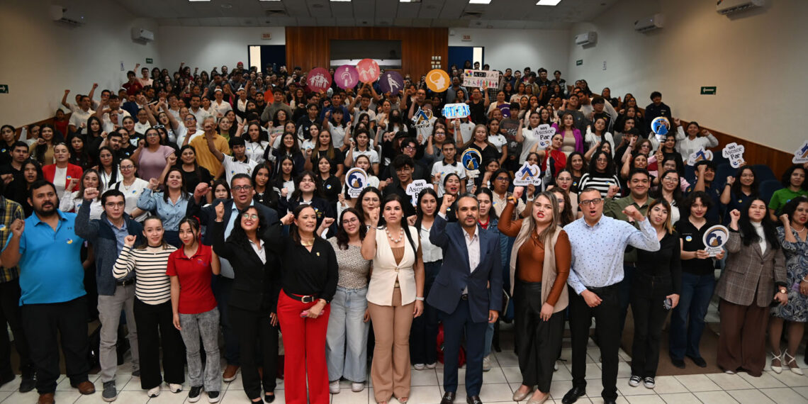 La Secretaría Académica Universitaria toma protesta a estudiantes que se suman como Asesores Par al Programa Institucional de Tutorías de la UAS