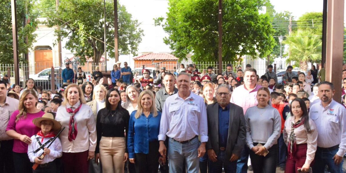 El alcalde Gildardo Leyva Ortega reafirma su compromiso con la educación durante el Lunes Cívico