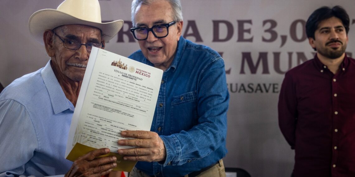 Gobernador Rocha Moya entregó títulos de propiedad a más de 3 mil familias de Guasave
