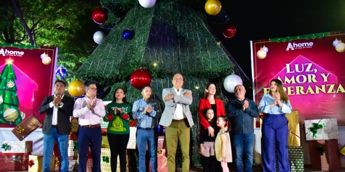 Alcalde Antonio Menéndez enciende el Pino Navideño con un mensaje de paz, amor y esperanza para los ahomenses