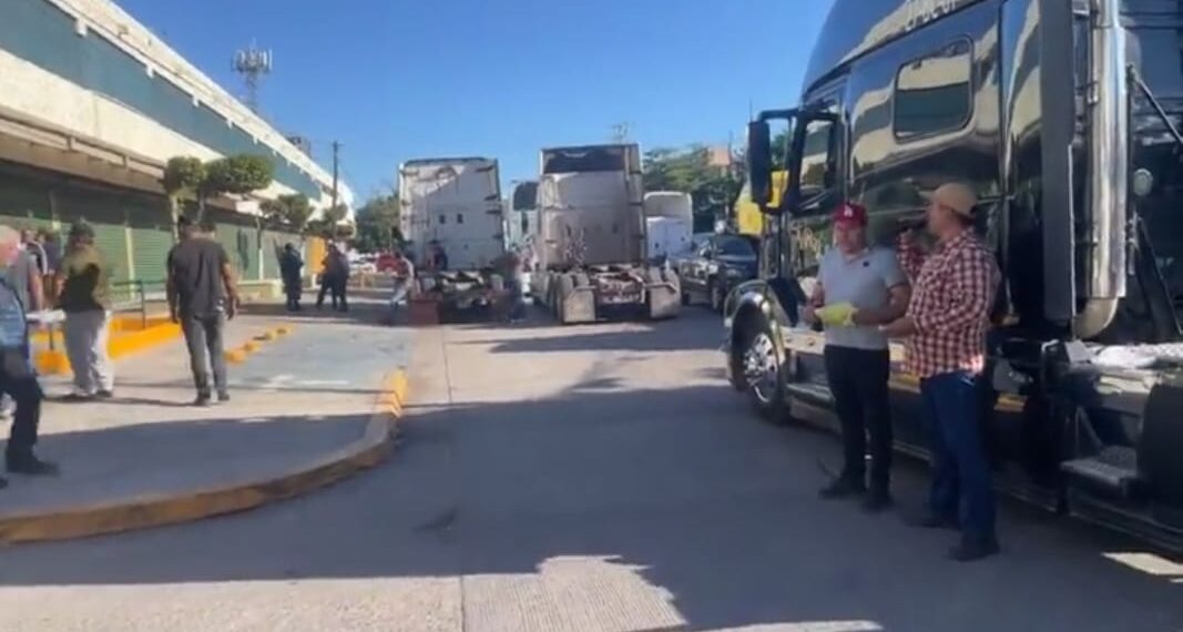 Transportistas bloquean subdelegación del IMSS en Los Mochis por presuntos cobros indebidos