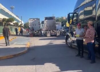 Transportistas bloquean subdelegación del IMSS en Los Mochis por presuntos cobros indebidos
