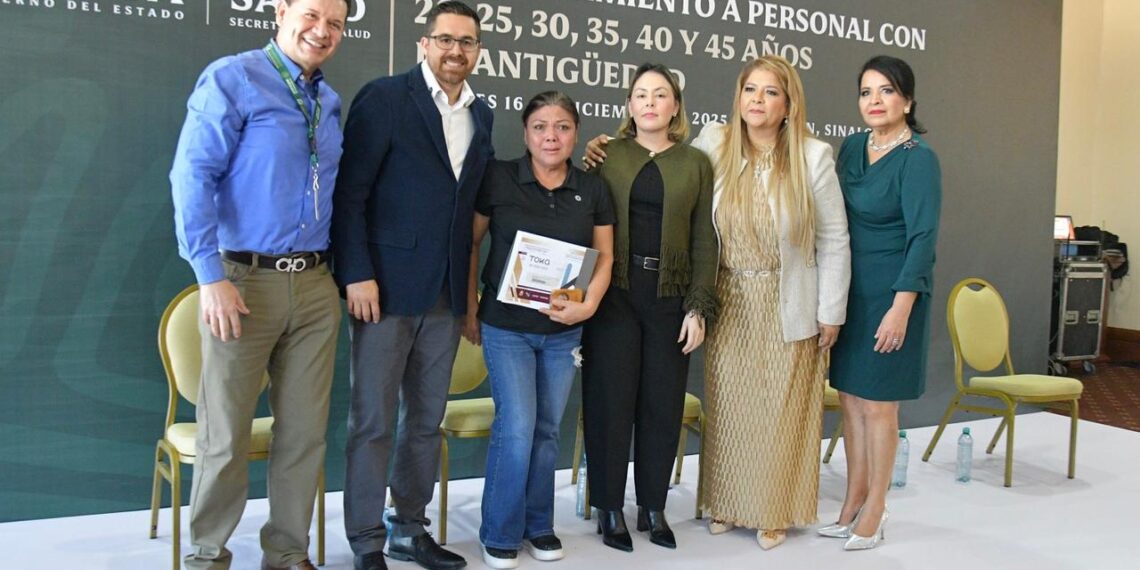 Reconocen a trabajadoras y trabajadores de los Servicios de Salud por su antigüedad laboral