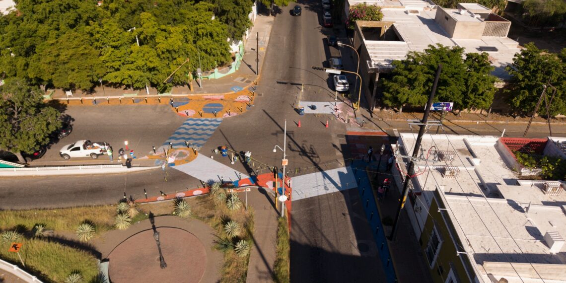 Avanza intervención con pintura en el crucero Rafael Buelna y Vicente Riva Palacio, en el centro de Culiacán