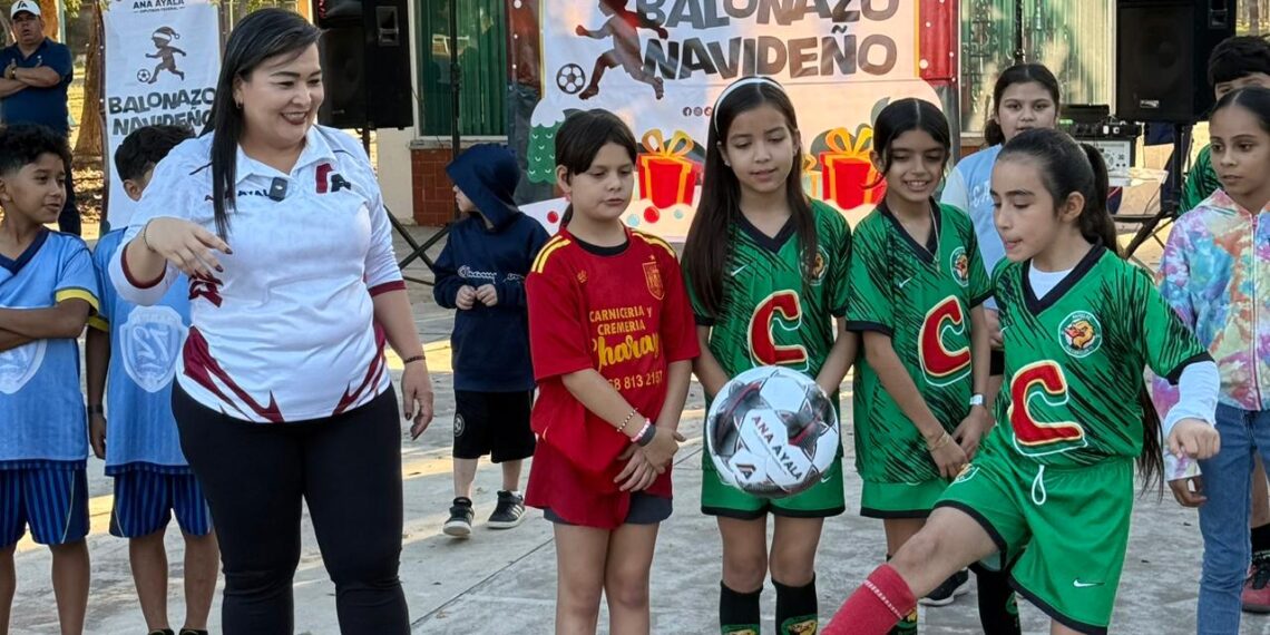 Ana Ayala mete gol con el “balonazo navideño”