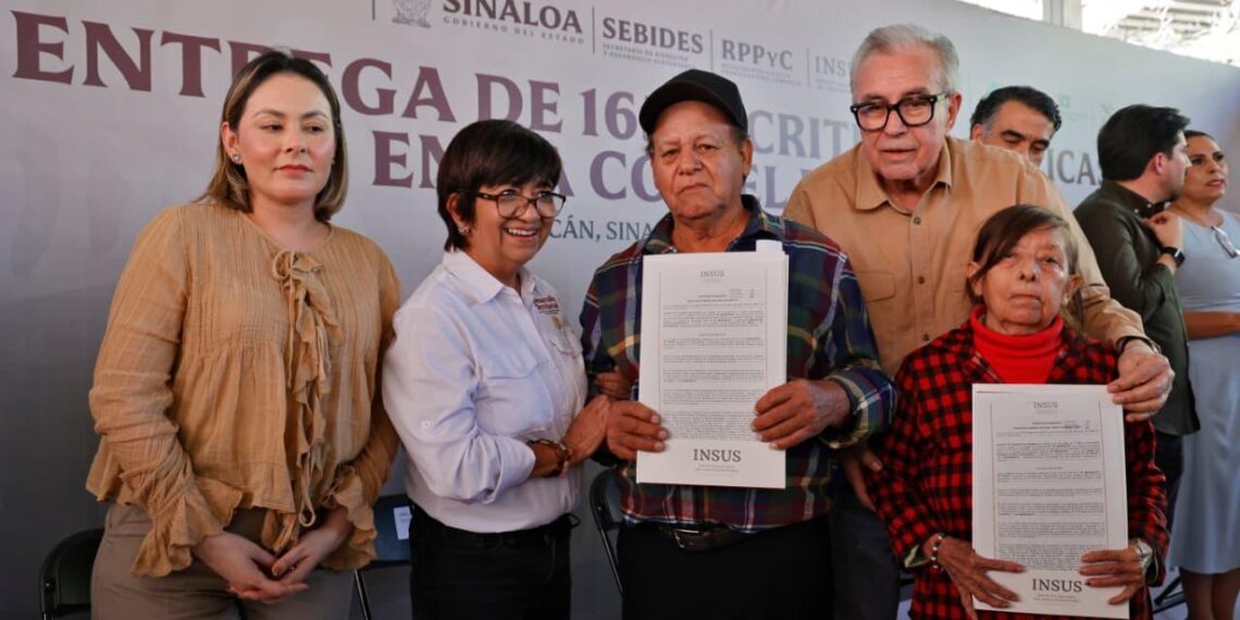 Gobernador Rocha Moya da certeza jurídica a familias de El Ranchito, al entregarles escrituras de sus viviendas