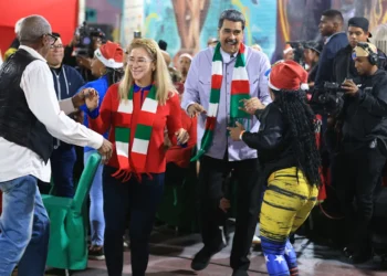 Maduro encabeza una cena navideña en una zona de Caracas por “la paz y la felicidad”