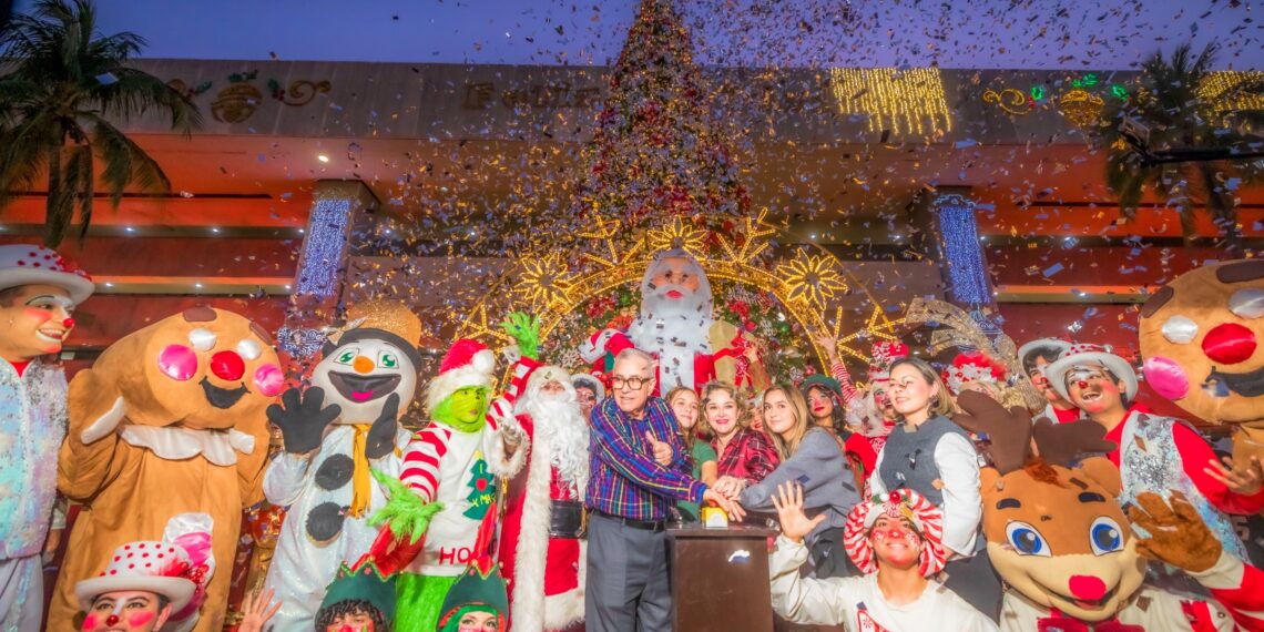 Gobernador Rocha Moya encabezó el encendido del monumental árbol de Navidad en Palacio de Gobierno