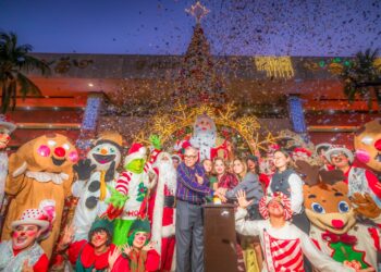 Gobernador Rocha Moya encabezó el encendido del monumental árbol de Navidad en Palacio de Gobierno