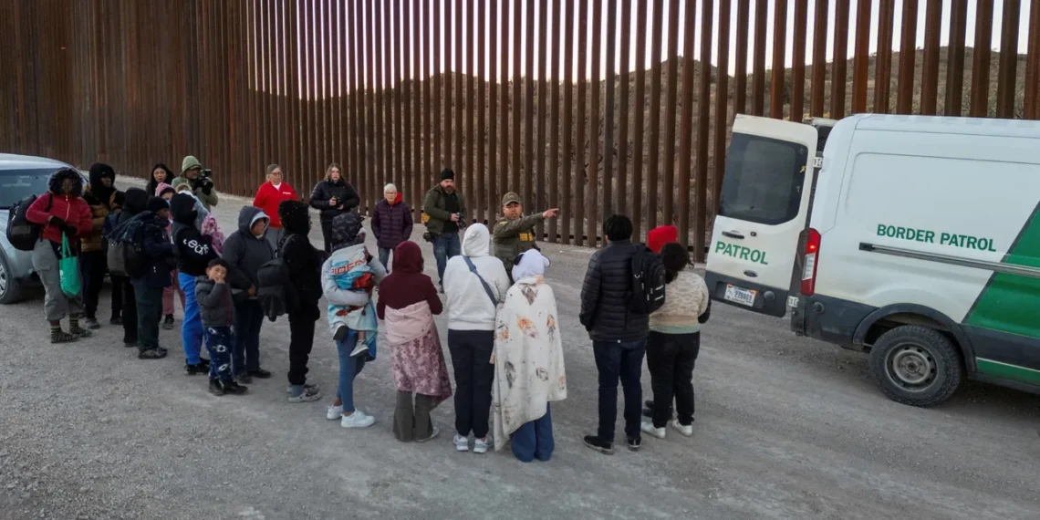 Vuelo gratis y dinero en efectivo: EE.UU. ofrece incentivos para que migrantes se autodeporten