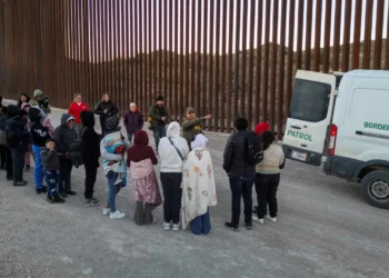 Vuelo gratis y dinero en efectivo: EE.UU. ofrece incentivos para que migrantes se autodeporten