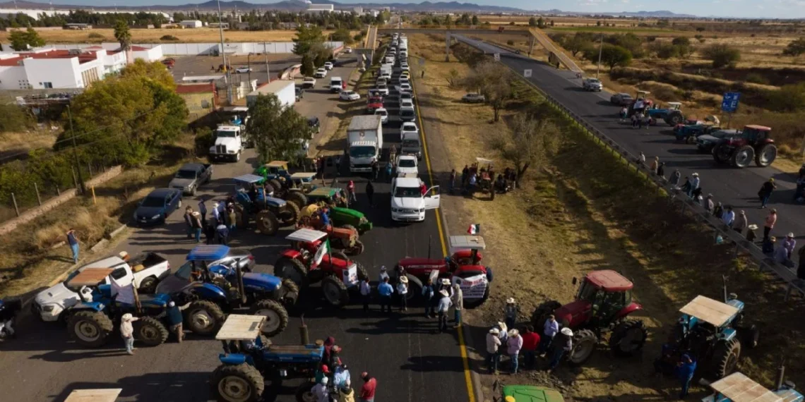 Gobierno, agricultores y transportistas llegan a acuerdos; se desactivan bloqueos en carreteras
