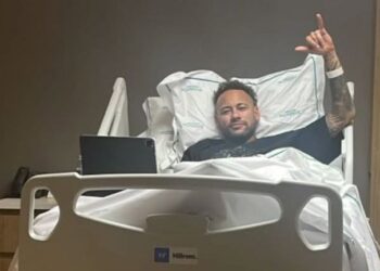 Neymar se opera con éxito la rodilla izquierda y estará un mes de baja; se espera que renueve con el Santos rumbo al Mundial 2026