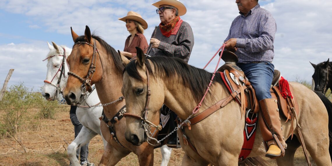 Participa el Gobernador Rocha Moya en la tradicional cabalgata de los Escobar en Mazatlán