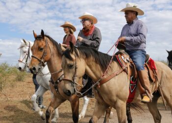 Participa el Gobernador Rocha Moya en la tradicional cabalgata de los Escobar en Mazatlán