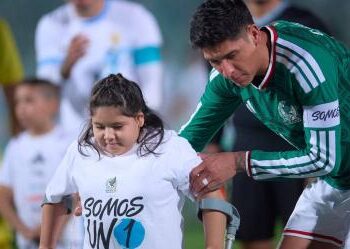 Niña en muletas que participó en el protocolo del partido Santos vs Juárez sufre caída