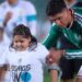 Niña en muletas que participó en el protocolo del partido Santos vs Juárez sufre caída