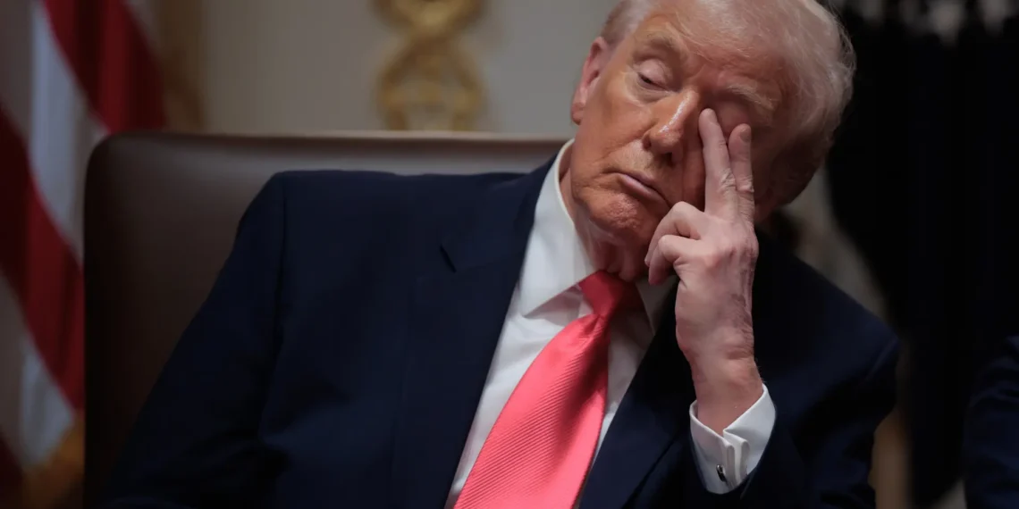 Trump reconoce que cierra los ojos en las reuniones con su gabinete porque son “aburridísimas”