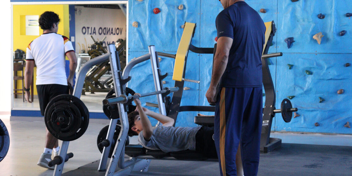 Euforia inicial de enero en los gimnasios suele terminar pronto debido a malas prácticas al ejercitarse; experto hace recomendaciones clave