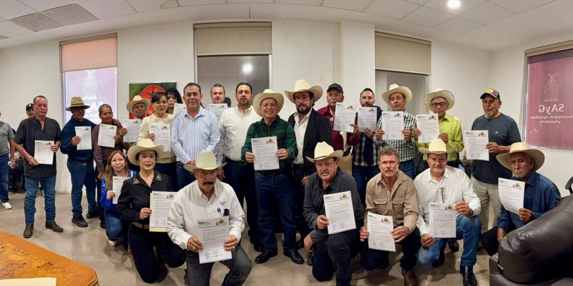 Secretario Ismael Bello Esquivel toma protesta a Francisco Meza para nuevo período en la CCI de Sinaloa