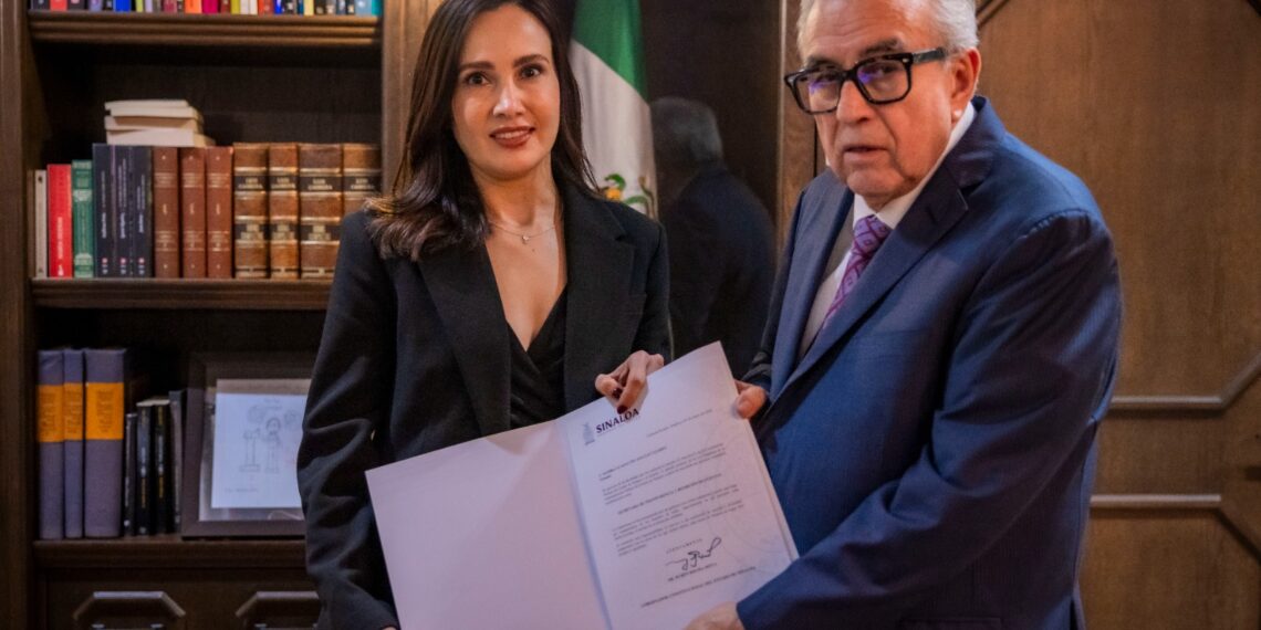 Gobernador Rocha toma protesta a Sandra Angulo Cázarez como secretaria de Transparencia y Rendición de Cuentas
