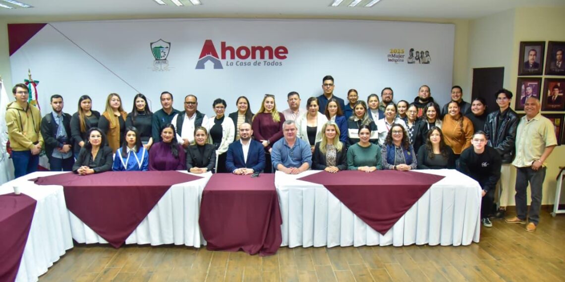 Servidores ahomenses participan en conversatorio sobre lenguaje de comunicación a medios