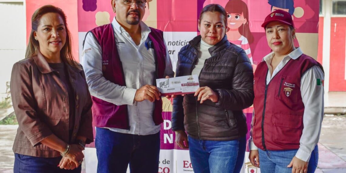 Estudiantes de nuevo ingreso de la secundaria IMA reciben sus tarjetas de la Beca Rita Cetina