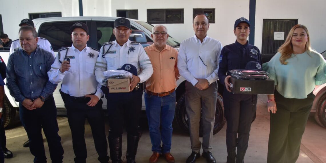 9 mdp recibe la Policía Municipal en camionetas y uniformes