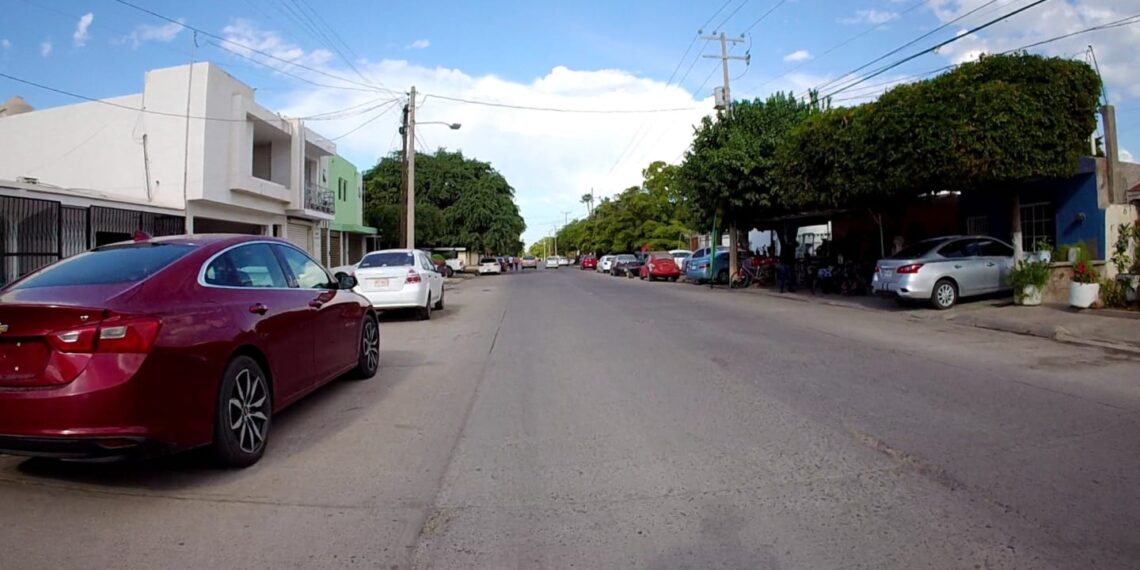 ¡Atentos! Piden vecinos de La Cuchilla ayuda con la acaparación de banquetas en Corregidora y Serdán