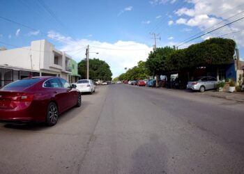 ¡Atentos! Piden vecinos de La Cuchilla ayuda con la acaparación de banquetas en Corregidora y Serdán