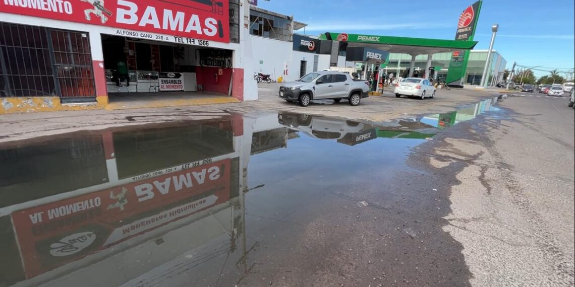 Ojo: Trabajadores del primer cuadro de Los Mochis reportan fuga de drenaje en Cano y Leyva