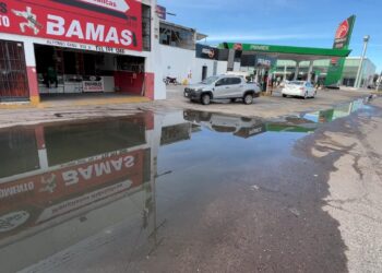 Ojo: Trabajadores del primer cuadro de Los Mochis reportan fuga de drenaje en Cano y Leyva