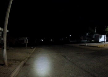 Sin iluminación en la calle Corregidora en el primer cuadro de Los Mochis